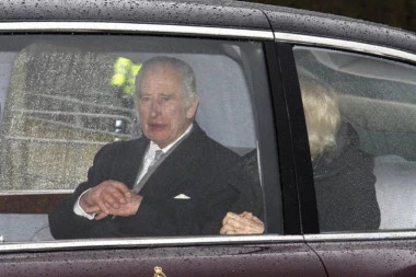 KRALJ ČARLS U DOBROM RASPOLOŽENJU: Britanski monarh uputio poruku javnosti, poznato šta je rekao princu Hariju