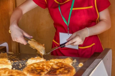 BEOGRAĐANKA PRONAŠLA OVO U BUREKU: Svi se ZGROZILI, to je NEDOPUSTIVO! (FOTO)