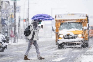 ''OSTANITE KOD KUĆE I RADITE NA DALJINU'' Stravična snežna oluja pogodila severoistok Amerike: Aerodromi otkazuju letove! (FOTO)
