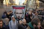 ZBOG SMRTI NAVALJNOG GORI EVROPA! Demonstranti okupirali ruske ambasade, Putinu poručili SAMO JEDNO! (FOTO)