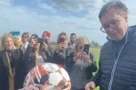 ALEKSANDAR VUČIĆ U PAMBUKOVICI: Predsednik Srbije posetio lokalni klub i na oduševljenje prisutnih izveo početni udarac na meču! (FOTO GALERIJA)