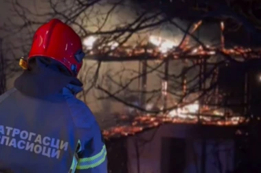 GORI VIKENDICA KOD NOVOG SADA: Vatrogasci na terenu, od objekta ostala samo konstrukcija! (FOTO, VIDEO)