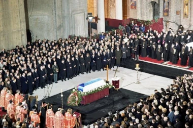 KAKO JE IZGLEDALA SAHRANA ZORANA ĐINĐIĆA I KO JE SVE DOŠAO? Nekadašnji premijer sahranjen uz najviše vojne počasti - CELA SRBIJA PLAKALA! (FOTO)