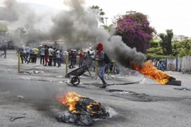 JAČI OD DRŽAVE: Premijer haitija podneo ostavku, bande kontrolišu skoro celu prestonicu (VIDEO)