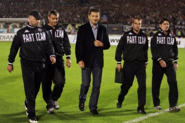 FOTO UBOD: Nekadašnji trener Partizana stigao u Srbiju i uputio se ka stadionu - ispratio je trijumf crveno-belih!
