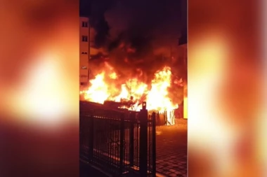 LJUDI SKAKALI U VATRU DA SPASU AUTOMOBILE! Požar u Loznici se umalo tragično završio! MATERIJALNA ŠTETA OGROMNA! (VIDEO)