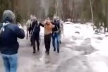 UZNEMIRUJUĆI SNIMAK: Terorista iz Moskve uhvaćen usred šume! Vode ga dok mu KRV KLIZI NIZ LICE!