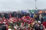 TUŽNA SCENA NA MESTU TRAGEDIJE U MOSKVI: Hiljade ljudi okupilo se da bi odali počast žrtvama terorističkog napada! (VIDEO)