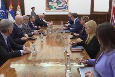 U TOKU SU RAZGOVORI: Počeo sastanak predsednika Vučića sa ambasadorima zemalja Kvinte (FOTO)