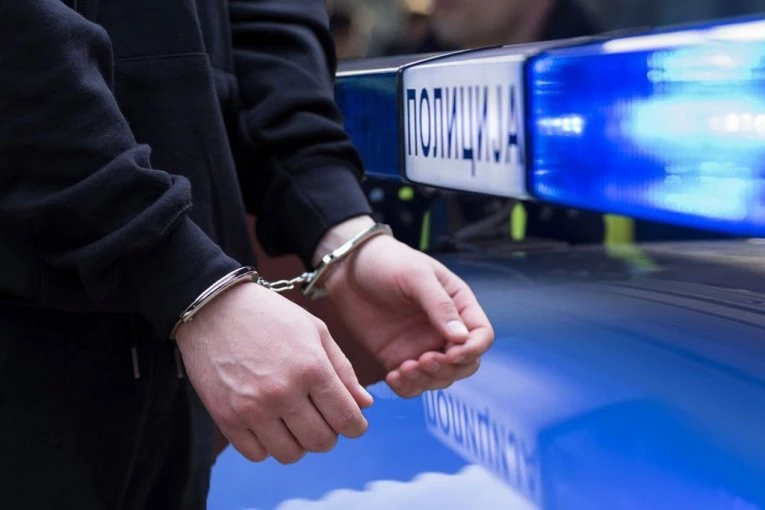 POLICIJA UPALA U STAN MUŠKARCA (43), PA PRONAŠLA VEĆU KOLIČINU DROGE: Hapšenje u Bačkoj Topoli!