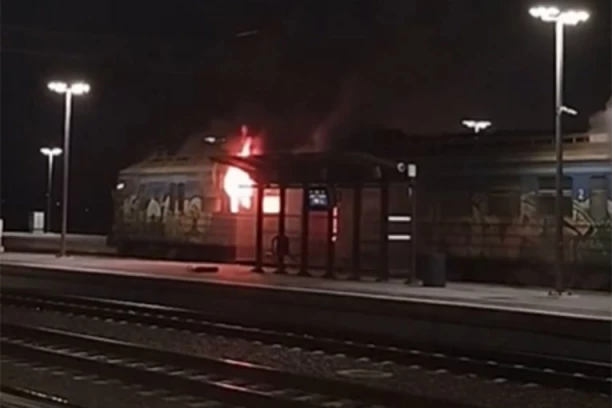 GORI VOZ U BATAJNICI! Požar izbio u jednom od vagona! (VIDEO)