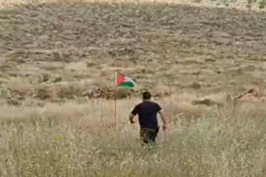 UZNEMIRUJUĆI SNIMAK: Izraelac ugledao palestinsku zastavu usred nedođije, pa je besno ŠUTNUO! BOLJE DA NIJE! (VIDEO)