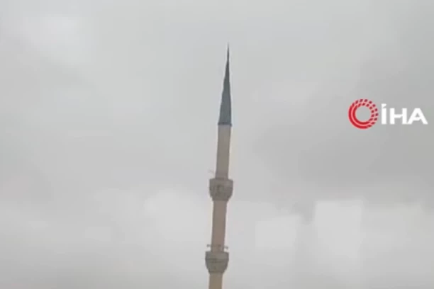 ZASTRAŠUJUĆI SNIMAK, LJUDI VRIŠTALI I DOZIVALI ALAHA: Srušio se minaret sa džamije, kamera uhvatila trenutak UŽASA (VIDEO)