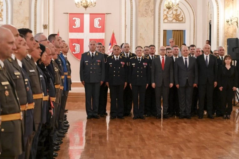 BUDITE PONOSNI NOSIOCI OVIH ODLIČJA: Uručena odlikovanja pripadnicima Vojske Srbije i Ministarstva odbrane!