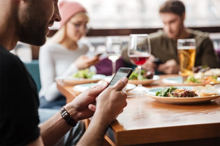 KOLIKO MOŽETE DA IZDRŽITE BEZ MOBILNOG? Restoran nudi super poklon ako ne koristite telefon tokom večere