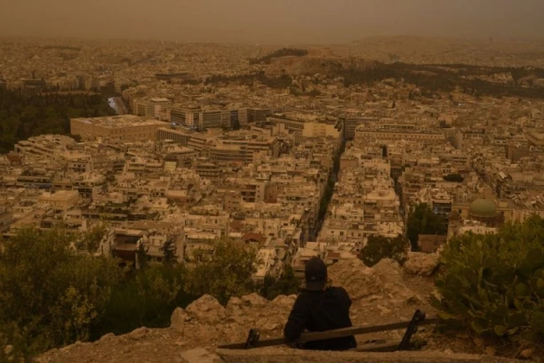 AFRIČKA PRAŠINA PARALISALA GRČKU: "Tako bi izgledala Atina na Marsu"