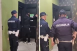 TAKSISTA ŠRAFCIGEROM NASRNUO NA PUTNIKE U VRANJU: Ugledao policiju, pa počeo da beži, oni ga opkolili! (VIDEO)