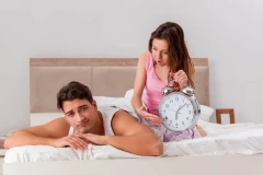 OD LAŽI DO BOLNE ISTINE: Koliko minuta treba da traje prosečno vođenje ljubavi, a koliko dugo muškarci stvarno izdrže u krevetu ?