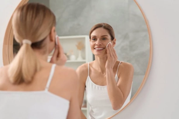 NEMA IZGOVORA, MORATE DA OČISTITE LICE PRE SPAVANJA: Zašto nikada ne smete da zaspite sa šminkom