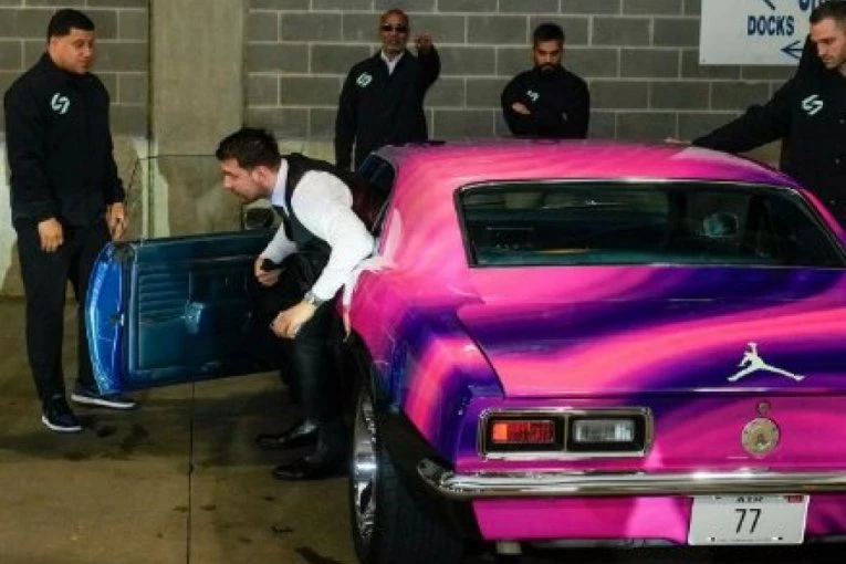 I PRE IZLASKA NA TEREN DOVEO JE FANOVE DO EKSTAZE: Dončić na utakmicu stigao u roze-ljubičastom automobilu! - evo o čemu se radi! (VIDEO)
