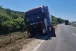 KAMION SLETEO SA PUTA KOD ALEKSINCA: Zbog nezgode prohodna samo brza traka! (VIDEO)