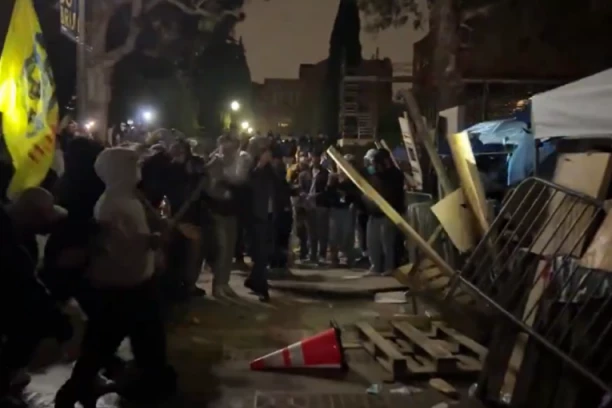 ŽESTOKI SUKOBI NA ULICAMA LOS ANĐELESA: Ne smiruje se gnev na američkim univerzitetima, vatrogasci i medicinsko osoblje na licu mesta (VIDEO)
