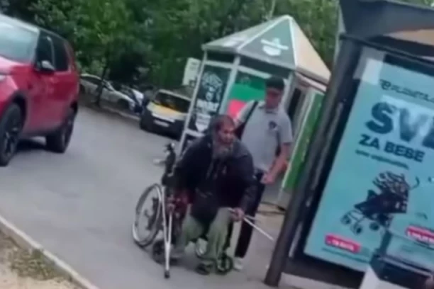 HAOS NA ČUKARIČKOJ PADINI: Muškarac ustao iz invalidskih kolica, a zatim počeo štakama da tuče prolaznika nasred ulice (VIDEO)