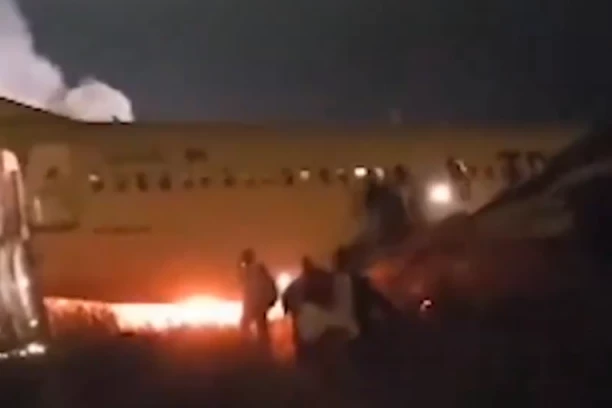 PUTNICI VRIŠTALI I PANIČNO BEŽALI: Avion sleteo sa piste i zapalio se na aerodromu (VIDEO)