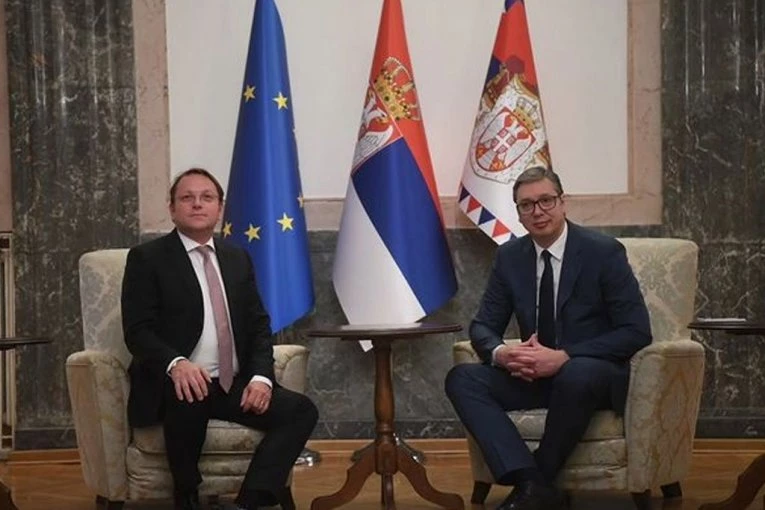 "VRLO DOBAR RAZGOVOR SA KOMESAROM": Predsednik Vučić na sastanku sa Oliverom Varheljijem, USKORO SE OBRAĆAJU JAVNOSTI!