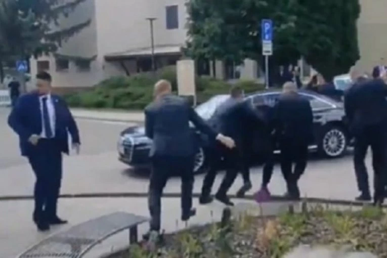 OVO JE OSUMNJIČENI ZA ATENTAT NA ROBERTA FICA! Pojavio se snimak napadač leži na podu dok premijera odvode u automobil (VIDEO)