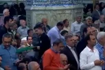 NA HILJADE IRANACA PRISTIŽE U DŽAMIJE! Mole se za svog predsednika Ebrahima! (VIDEO)