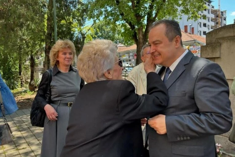 IVICA DAČIĆ U ZAGRLJAJU RAZREDNE VIDE! Ministar proslavio 40 godina mature i podelio fotografije sa PROSLAVE (FOTO)