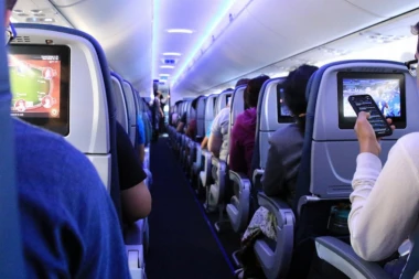 NIKAKO NE PIJTE KAFU PRE ULASKA U AVION! Stjuardesa otkrila zašto bi taj potez mogao da vam napravi pakao od života