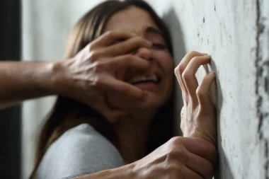 STARAC (71) IZDAO STAN STUDENTKINJI, PA JE SILOVAO! Drama u Nišu!