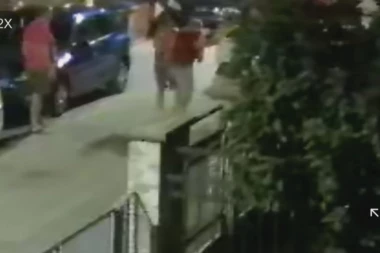 KOMŠIJE SPASLE TRUDNICU: Pogledajte kako su uhvatili lopova pri pokušaju da kroz prozor upadne u stan! (VIDEO)