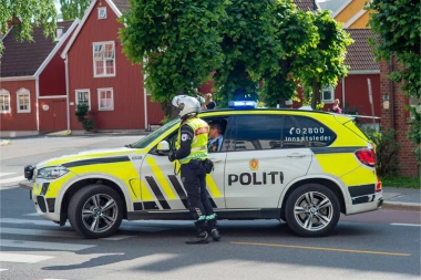 KAPULJAČA NA GLAVI, RANAC NA LEĐIMA I KAMEN U RUCI: Cela država na nogama! Traži se OVAJ napadač na ambasadu (FOTO)