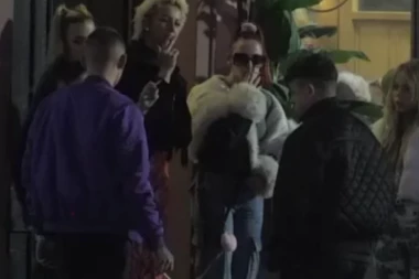 "SAHRANILA SAM GA" Stigle NAJTUŽNIJE vesti u iz Elite - CRNINA se nadvila nad Belom kućom!