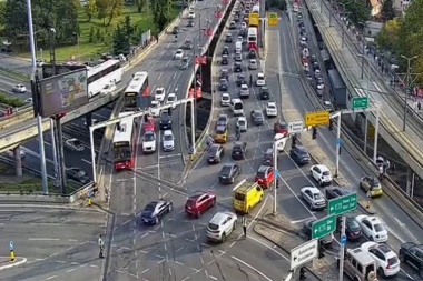 HAOS NA AUTOKOMANDI, DELOVI RASUTI PO PUTU! Lančani sudar više vozila, među njima i "PORŠE"!