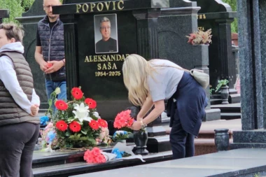 NA GROBU SAŠE POPOVIĆA OSVANULA POTRESNA PORUKA! Suzana na dan njegovog rođendana skinula CRNINU, a ovaj detalj kida dušu! (FOTO)