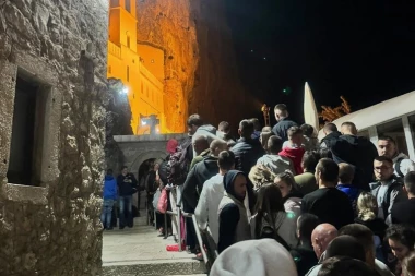 ZAŠTO SU U NEDELJU SVI KOJI SU SE NAŠLI NA OSTROGU - PLAKALI! Vernica o trenutku koji će pamtiti dok je živa!