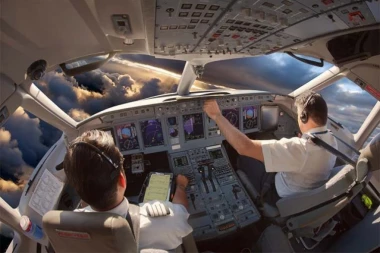 PILOT OTKRIO ŠTA ZNAČE ONA DVA "DING" ZVUKA TOKOM LETA - Više od tri miliona ljudi pogledalo njegovo objašnjnje: "TO JE KRITIČNA FAZA LETA" (VIDEO)