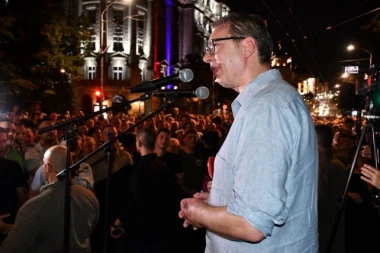 "NEMAM RAČUNE U INOSTRANSTVU KAO ŠTO IMAJU ONI KOJI PROGONE NAŠE PRISTALICE" - Vučić o blokaderskom nasilju: "NIGDE NE IDEM, BIĆU SA SVOJIM NARODOM"