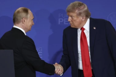 MOMENAT KOJI ĆE UĆI U ISTORIJU: Tramp usred sastanka rešio da pozove PUTINA! Ovako je to izgledalo (FOTO)