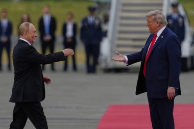 ŠTA TO RADI PUTIN S NOGAMA DOK PRIČA S TRAMPOM? Novi snimak zaprepastio svet, OVO NE VALJA (VIDEO)