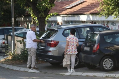 CELA RODBINA NA OKUPU: Ovo su Prijini baka i deka - preponosni zbog rođenja praunuke Arije! (VIDEO)