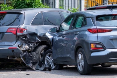 STRAVIČAN UDES NA BATAJNIČKOJ PETLJI! Automobil potpuno uništen - STVARAJU SE ZASTOJI! (VIDEO)