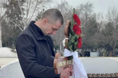 NAJPOTRESNIJI TRENUCI SA SAHRANE BETI ĐORĐEVIĆ: Unuk Vladan nosi krst pokojne umetnice, SLOMLJEN OD BOLA!