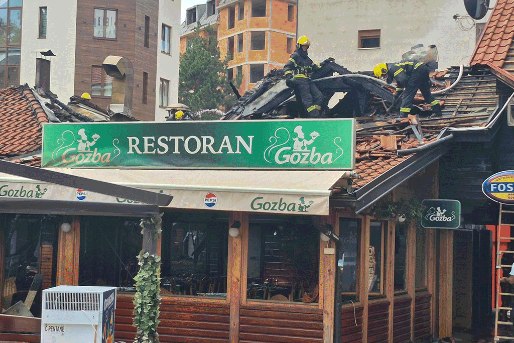 VATRENA STIHIJA U CENTRU ZLATIBORA! Ogroman požar izbio u poznatom lokalu, vatrogasci uspeli da lokalizuju vatru (FOTO) gif