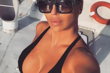 (FOTO) Izgrmela izdanjem! Karleuša nikad žešća: Butka seva, gurdi samo što ne eksplodiraju iz minijaturne haljinice!