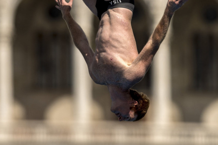 ...takmičari zadivljuju akrobacijama...